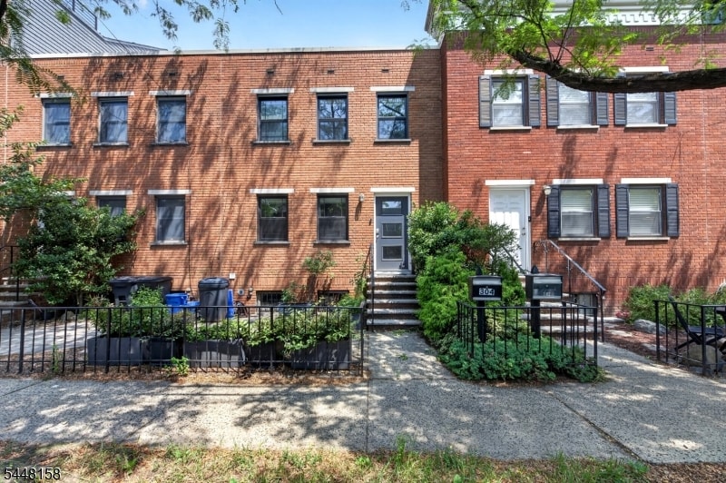 304 9th St image 1
