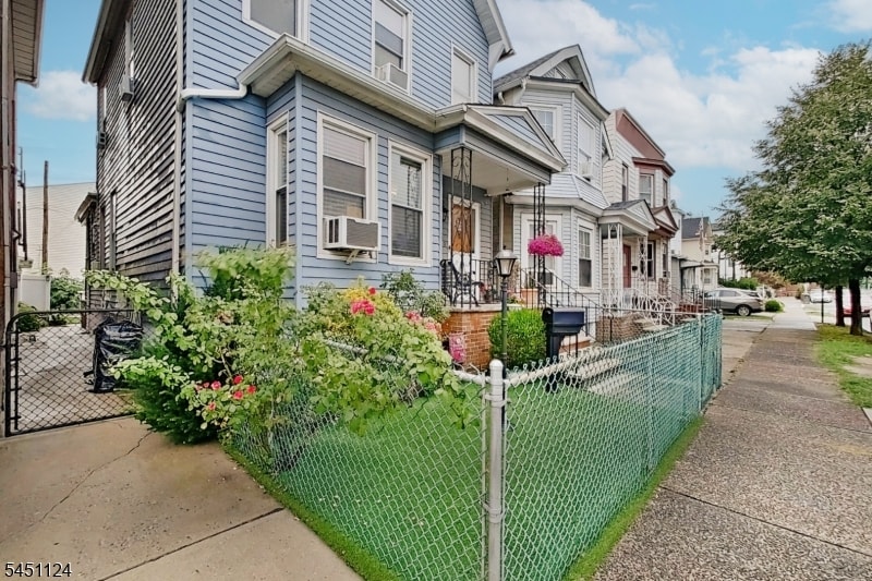 402 Davis Ave image 3