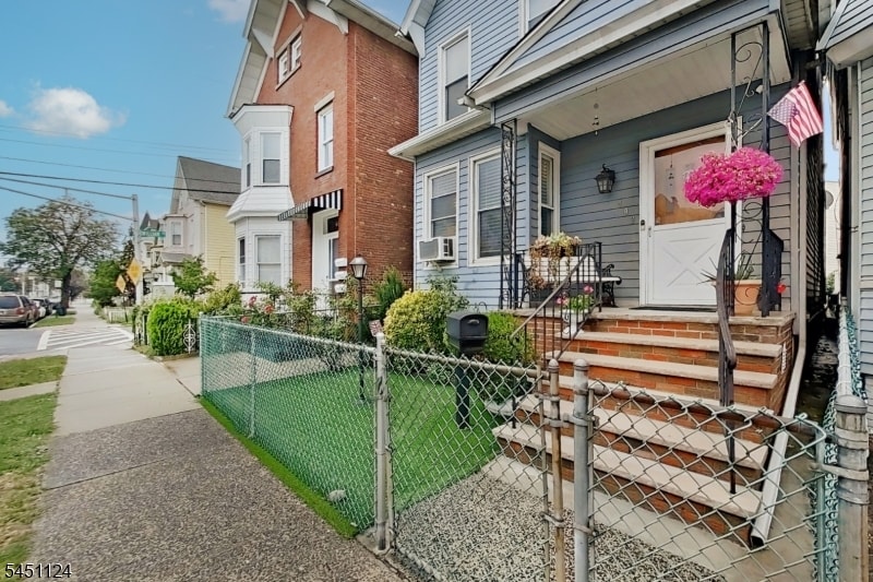 402 Davis Ave image 4